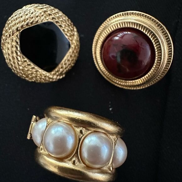 Vintage Bundle of SINGLE Earrings Signed Monet/Trifari (14) - Picture 2 of 7